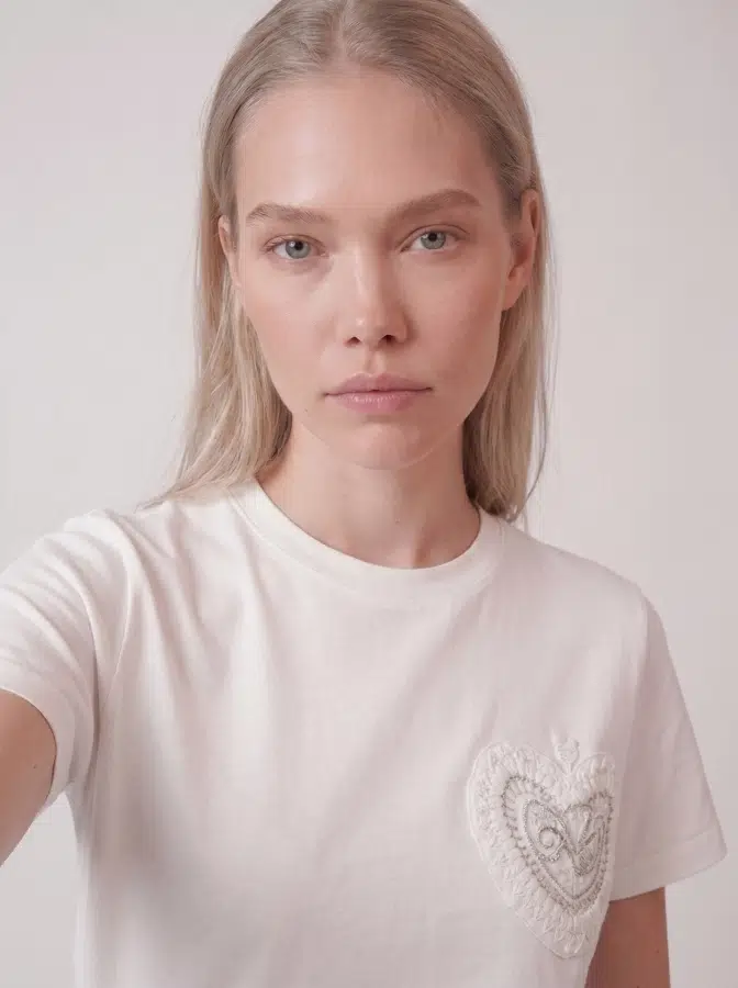 Kalp İşleme Detaylı Tshirt B056