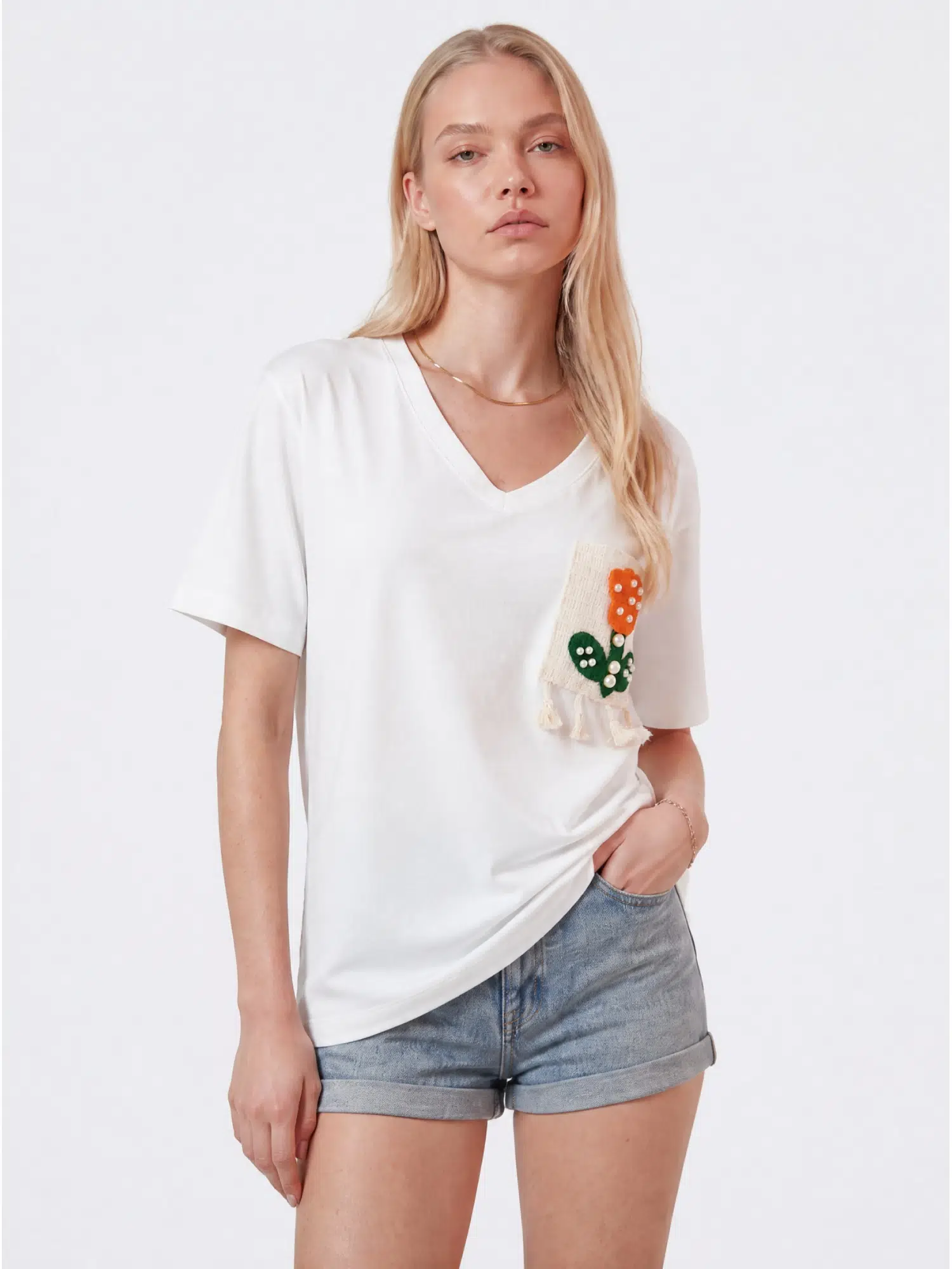 V Yaka Cebi Püskül Detay Tshirt B052 - BEYAZ