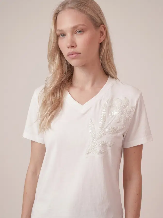 V Yaka Pul Çiçek İşlemeli Tshirt T128